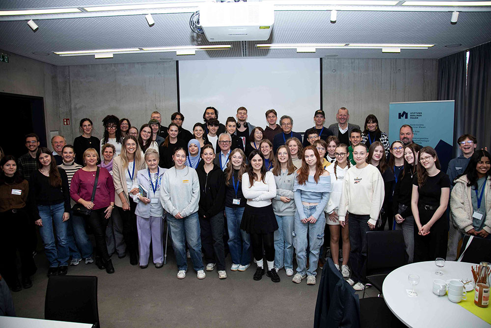 Gruppenbild von vielen Jugendlichen in einem Raum